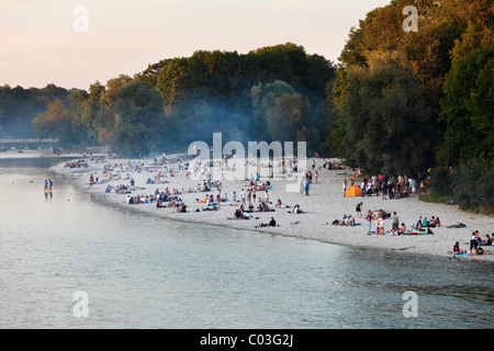 Ansicht von Thalkirchener Brücke zu den Ufern der Isar, am Abend mit dem Rauch von Grill feuert, Isar am Flaucher Stockfoto