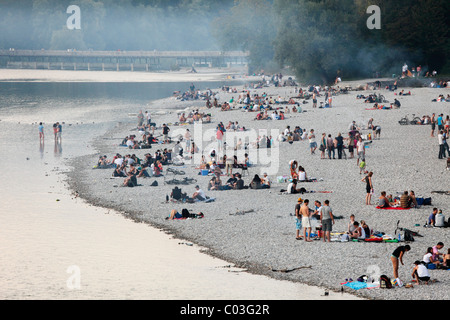 Ansicht von Thalkirchener Brücke zu den Ufern der Isar, am Abend mit dem Rauch von Grill feuert, Isar am Flaucher Stockfoto