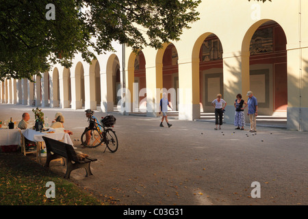 Picnicers und Boccia-Spieler, Hofgarten, München, Upper Bavaria, Bavaria, Germany, Europa Stockfoto