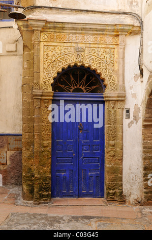 Alte Tür in Altstadt von Essaouira, UNESCO-Weltkulturerbe, Marokko, Nordafrika Stockfoto