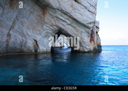 Die blauen Grotten, eine Reihe von natürlichen Höhlen geschnitzt direkt am Meer in der Nähe von Volimes auf Zakynthos - Zakynthos, Griechenland Stockfoto