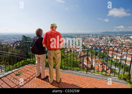 Älteres Paar, die Aussicht vom Schlossberg in Richtung Altstadt, Graz, Steiermark, Austria, Europe Stockfoto