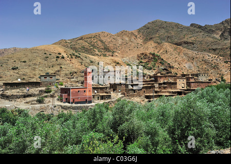 Kleines Dorf mit einer Moschee in das Atlasgebirge, Marokko, Afrika Stockfoto