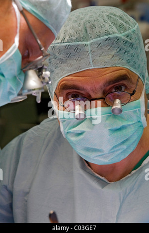 Prof. Dr. med Thomas Hupp an eine Arteria carotis-Chirurgie im Klinikum Klinikum Stuttgart, Stockfoto
