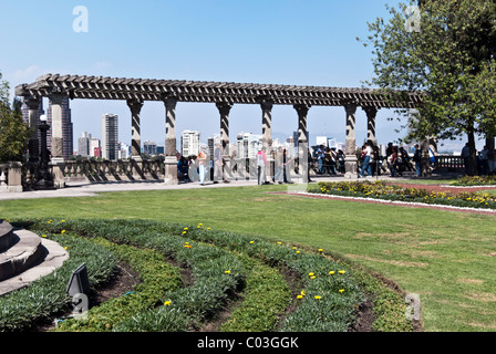 Schloss Chapultepec Garten grüne Rasenparterre & herrlichen Blick auf moderne Mexiko City Skyline von gitterartigen Terrasse Mexiko Stockfoto