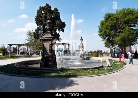 Chaputepec Schlossgarten mit Französisch inspirierten Brunnen am Eingang zur Burg & herrlichen Blick auf die moderne Skyline in Mexiko-Stadt Mexiko Stockfoto