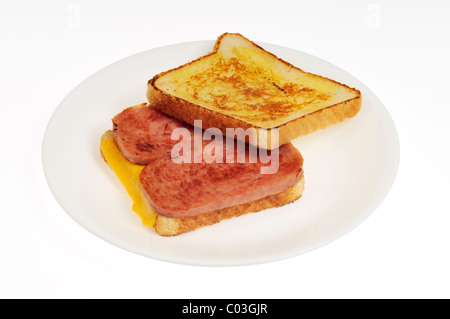 Getoastet Hormel Spam Sandwich mit Käse auf dem weißen Teller auf weißem Hintergrund, Ausschnitt. Stockfoto