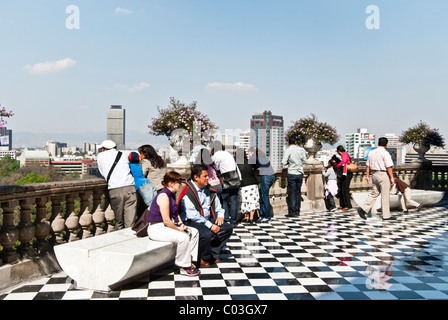 Besucher zur Terrasse Schloss Chapultepec genießen Sie herrlichen Blick des modernen Mexiko City Skyline & rings um Bergen Mexiko Stockfoto