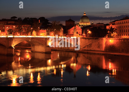 Tiber und Ponte Vittorio Emanuele II Brücke mit St. Peter Basilika, Vatikanstadt, Rom, Italien, Europa Stockfoto