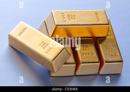 5 Goldbarren aufgestapelt Stockfoto