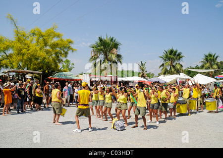 Gruppe von Trommlern, Tanzgruppe, Las Dalias Hippie Markt, Sant Carles de Peralta, San Carlos, Ibiza, Pityusen, Balearen Stockfoto