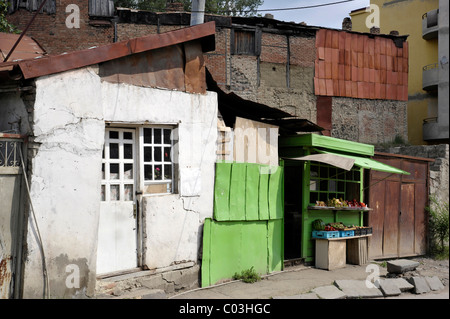 Altes Haus mit einem Lebensmittelgeschäft, Avlabari Bezirk, Tbilisi, Georgia, West-Asien Stockfoto