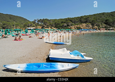 Boote zum Wasser Sport, Cala Benirras Strand, Sant Joan de Labritja, San Juan Bautista, Ibiza, Pityusen, Balearen, Spanien Stockfoto