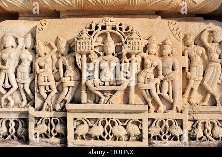 Aufwendige Fries mit Tänzern, Tiere und floralen Motiven Marmor in den Marmor-Tempel von Ranakpur Stockfoto