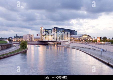 Beleuchtete Berlin Hauptbahnhof und Fluss Spree bei Dämmerung, Berlin, Deutschland, Europa Stockfoto