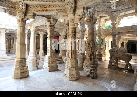 Teilansicht der inneren Halle mit reich verzierten Marmorsäulen in den Tempel von Ranakpur, ein Tempel der Jain-Religion, Rajasthan Stockfoto