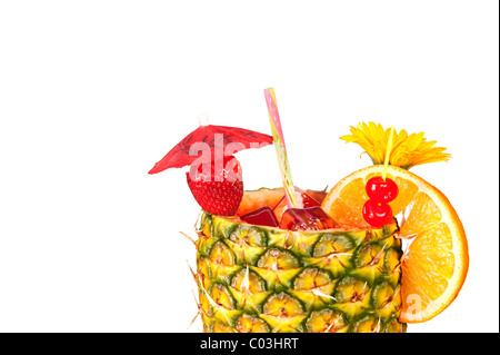 Ein kalter, tropischen rum Erfrischungsgetränk mit einem Ananas-Glas Stockfoto