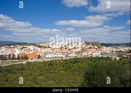 Stadtbild mit Kathedrale Sé und Castelo, Silves, Algarve, Portugal, Europa Stockfoto