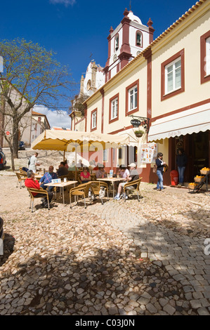 Straßencafé in der Nähe von Kathedrale Sé, Silves, Algarve, Portugal, Europa Stockfoto