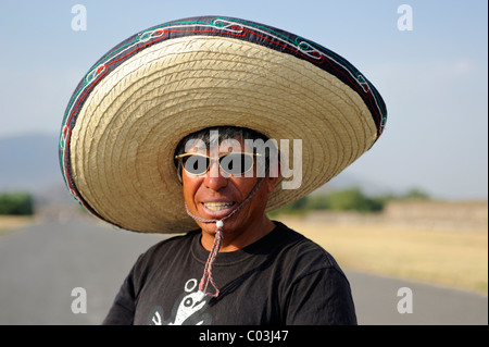 Mexikanische Mann trägt einen Hut, Mexico City, Mexiko, Nordamerika Stockfoto