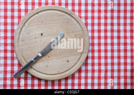 Leere Frühstücksteller mit einem Messer, Ansicht von oben Stockfoto