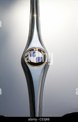 BMW Emblem auf der Motorhaube des BMW 328 Kamm Coupé, Baujahr 1939, Mille Miglia original aus dem BMW Museum, Ennstal Classic 2010 Stockfoto