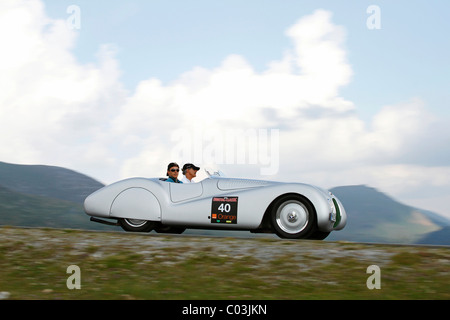 BMW 328 Roadster, Baujahr 1939, Mille Miglia original aus dem BMW-Museum, angetrieben von Mario Theissen, Leiter der BMW Motorsport und Stockfoto