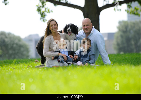 Glückliche Familie mit einer drei-jährigen Mädchen, ein sechs Monate alter Junge und ein Hund Stockfoto