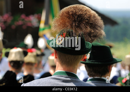 Trachtler mit einer prächtigen Gamsbart, Haarbüschel Gämsen getragen als Hut Dekoration, Loisachgau Trachtenfest Folklorefestival Stockfoto