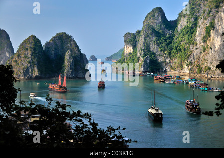 Blick von der oberen Höhle von hängen Sung Sot, Höhle von Überraschungen, eine Höhle mit Stalaktiten in Richtung Dschunken in Halong Bucht, Vietnam Stockfoto