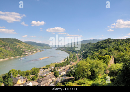 Blick von Burg Burg Stahleck in Bacharach, Rheinland-Pfalz, über den Rhein Lorchhausen, Hessen, UNESCO-Welt Stockfoto