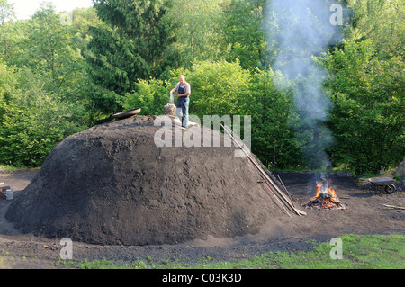 Kohle Ofen ist angezündet durch Waldberufe, Walpersdorf, Siegen-Wittgenstein, Nordrhein-Westfalen, Deutschland Stockfoto