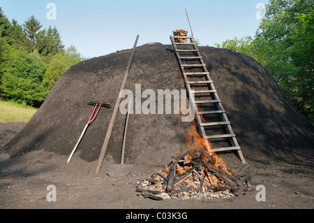 Kohle Ofen ist angezündet durch Waldberufe, Walpersdorf, Siegen-Wittgenstein, Nordrhein-Westfalen, Deutschland Stockfoto