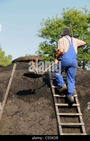 Kohle Ofen ist angezündet durch Waldberufe, Walpersdorf, Siegen-Wittgenstein, Nordrhein-Westfalen, Deutschland Stockfoto