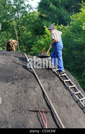 Kohle Ofen ist angezündet durch Waldberufe, Walpersdorf, Siegen-Wittgenstein, Nordrhein-Westfalen, Deutschland Stockfoto