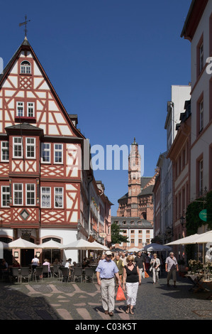 Blick Richtung Mainzer Dom entlang restaurierten Fachwerkhäusern in der historischen Innenstadt, Mainz, Rheinland-Pfalz Stockfoto