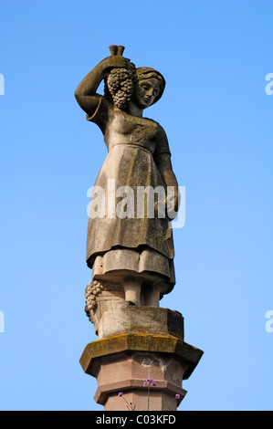 Brunnen-Statue, junge Frau mit Trauben, Place De La Uferböschungen, Kientzheim, Elsass, Frankreich, Europa Stockfoto