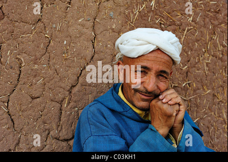 Porträt, älterer Berber Mann mit Turban vor einem Schlamm-Mauer, Atlasgebirge, Marokko, Afrika Stockfoto