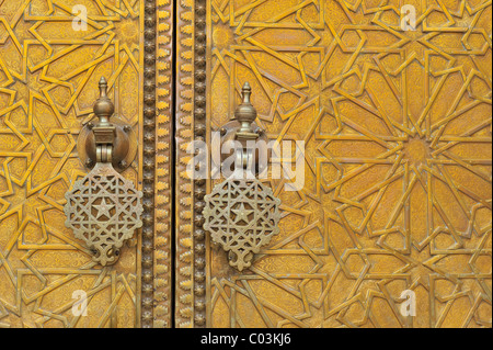 Detail, Messing Türklopfer am Eingang zum Königspalast Dar el Makhzen, Fez, Marokko, Afrika Stockfoto