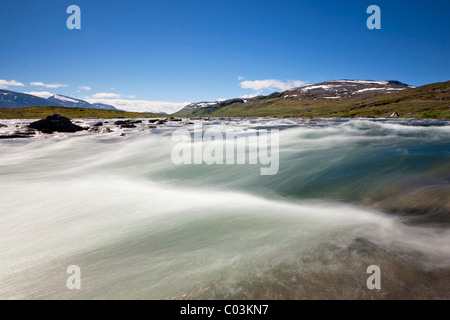 Stromschnellen auf dem Alisjavri-Fluss, Kungsleden, des Königs Trail, Lappland, Schweden, Europa Stockfoto