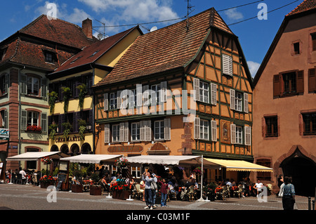 Hotel Zum Elefant mit Straßencafes auf der Place De La 1ère Armée Quadrat, Ribeauvillé, Elsass, Frankreich, Europa Stockfoto