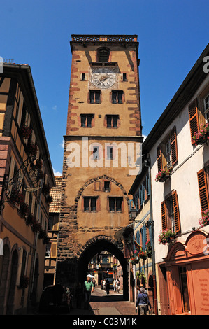 Tour des Bouchers, Metzger Turm mit Turmuhr, Grand'Rue, Ribeauvillé, Elsass, Frankreich, Europa Stockfoto