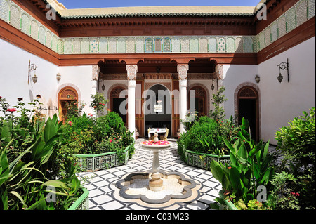 Riad, einem traditionellen Stadthaus mit Innenhof mit einem Brunnen, Marrakesch, Marokko, Afrika Stockfoto