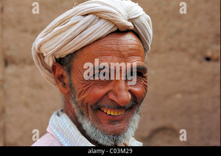 Porträt, älterer Berber Mann mit Turban, Kelaa M'gouna, Atlasgebirge, Marokko, Afrika Stockfoto
