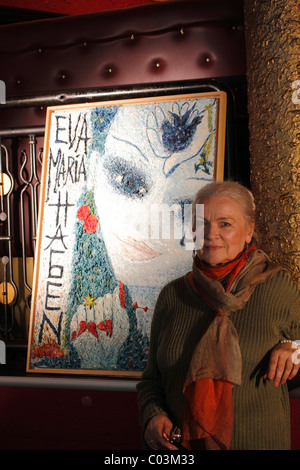 Schauspielerin, Sängerin und Malerin Eva-Maria Hagen vor eines ihrer Gemälde Stockfoto