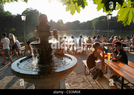 Seehaus Biergarten, Kleinhesseloher See See, Englischer Garten Park, München, Upper Bavaria, Bavaria, Germany Stockfoto