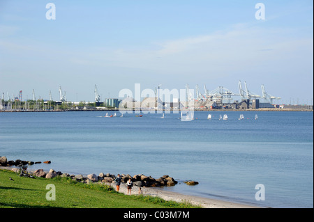 Lager-Gebäude und Kräne, Segelregatta, Hafen am Kattegat, Aarhus oder Aarhus, Jütland, Dänemark, Europa Stockfoto