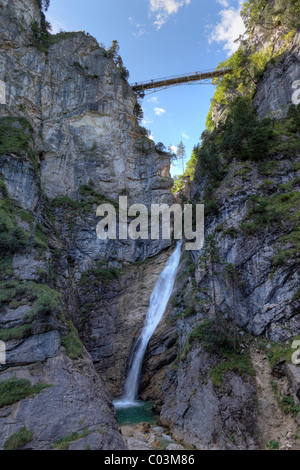 Marias Brücke über Poellat Schlucht mit einem Wasserfall, Schwangau, Ostallgaeu, Allgäu, Schwaben, Bayern, Deutschland, Europa Stockfoto