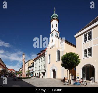 Marian Column und Kirche Maria Hilf am Untermarkt, unteren Marktplatz, Murnau, Upper Bavaria, Bavaria, Germany, Europa Stockfoto