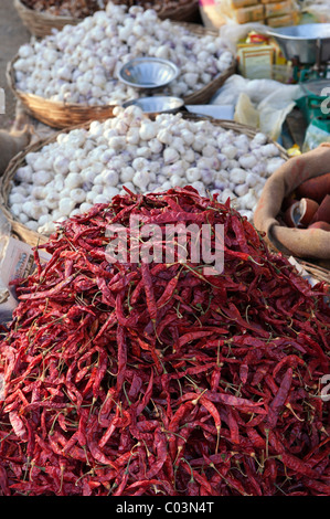 Körbe mit Knoblauch und getrocknete rote Chilischoten in einem indischen Markt. Puttaparthi, Andhra Pradesh, Indien Stockfoto